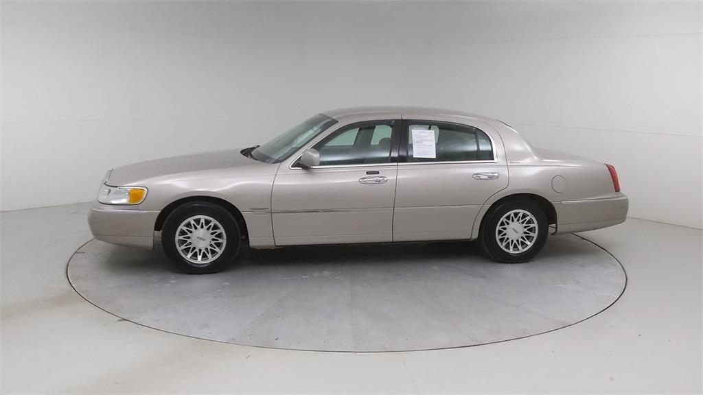 used 2002 Lincoln Town Car car, priced at $8,640