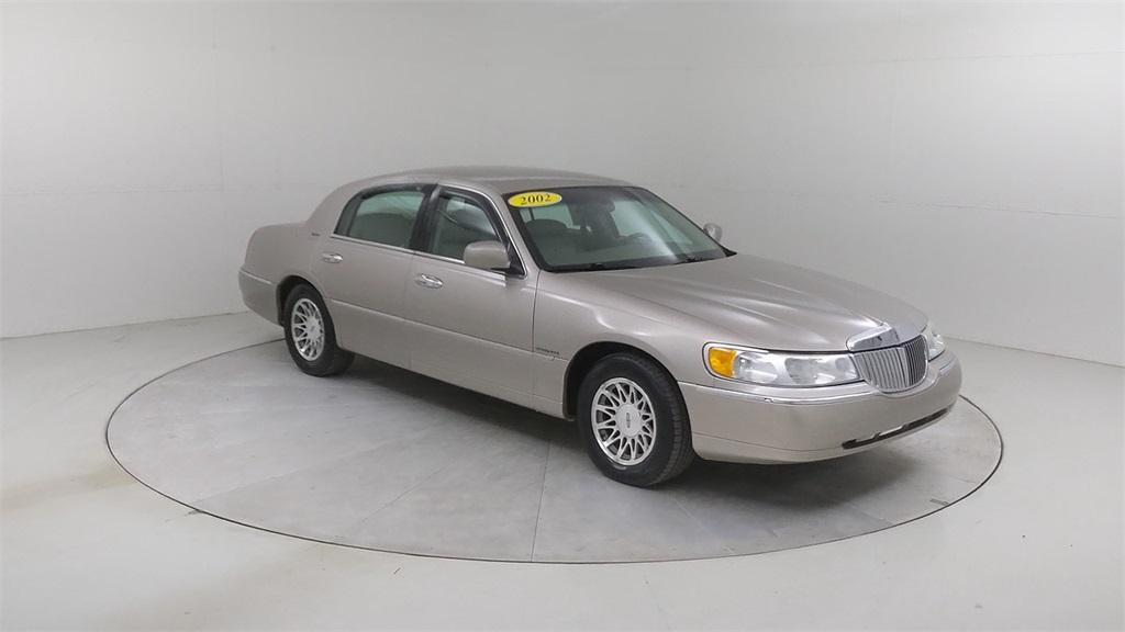 used 2002 Lincoln Town Car car, priced at $8,640