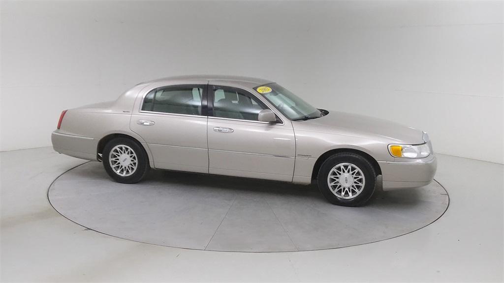 used 2002 Lincoln Town Car car, priced at $8,640