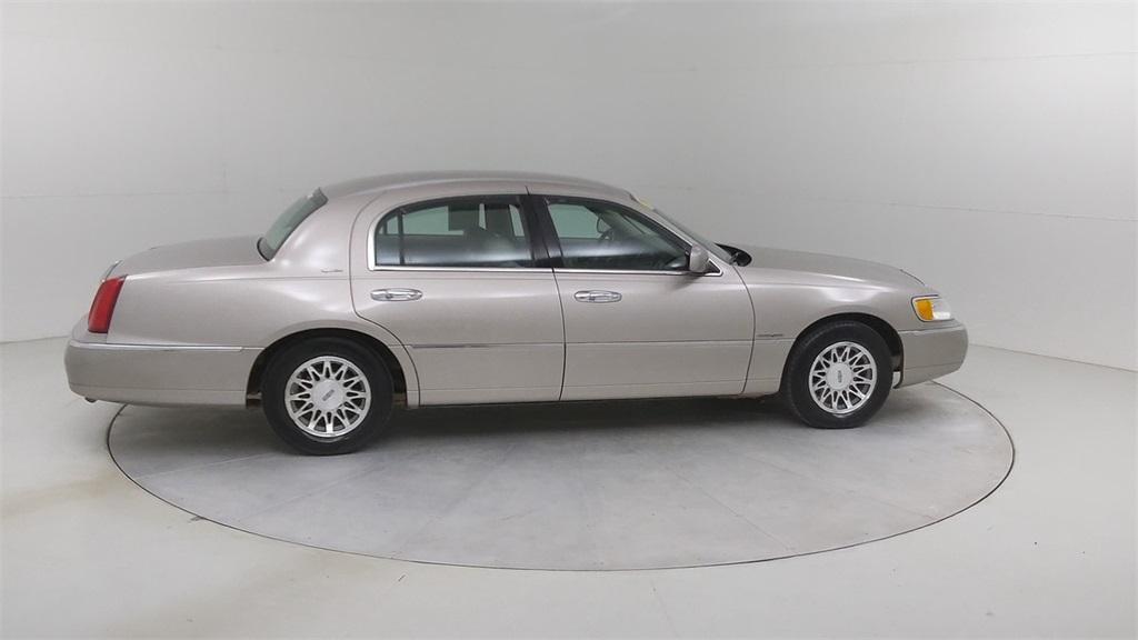 used 2002 Lincoln Town Car car, priced at $8,640