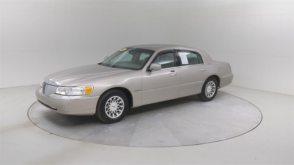 used 2002 Lincoln Town Car car, priced at $8,640