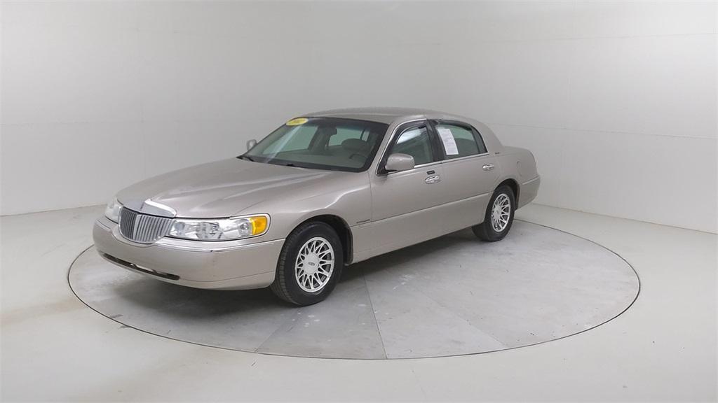 used 2002 Lincoln Town Car car, priced at $8,640