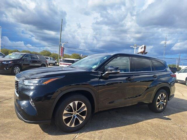 used 2022 Toyota Highlander car, priced at $32,888