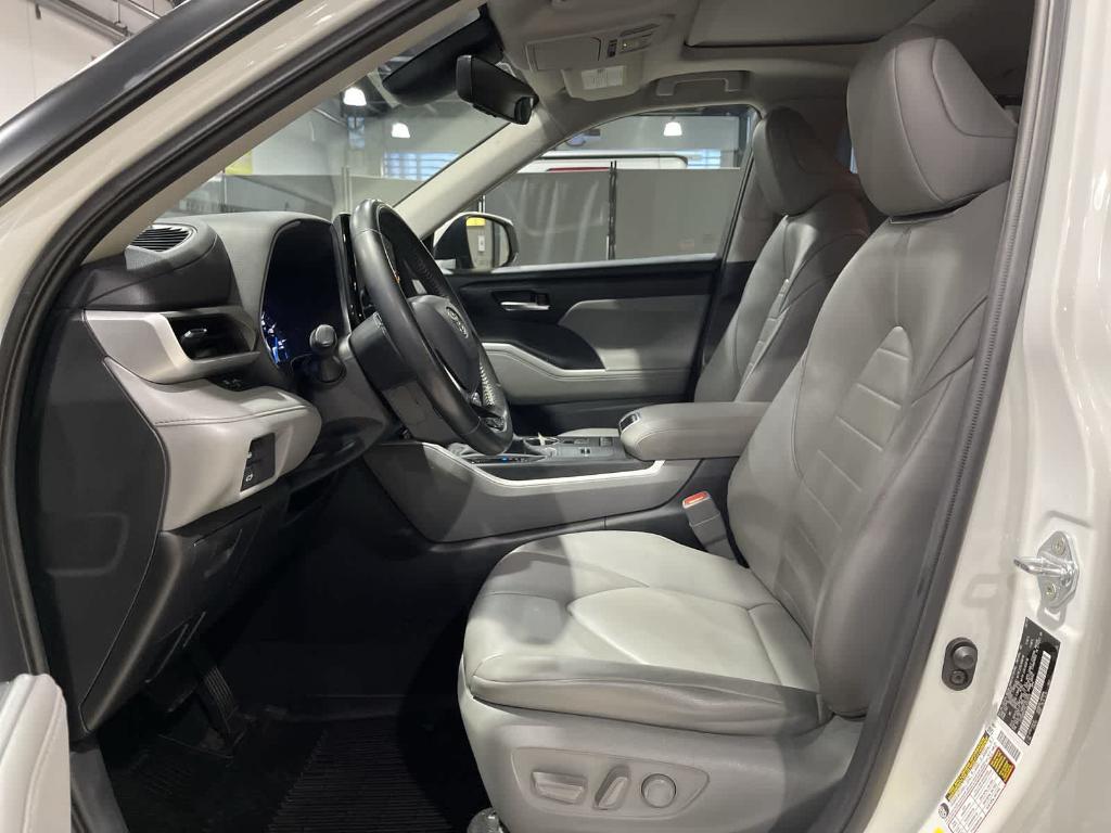 used 2020 Toyota Highlander Hybrid car, priced at $30,962