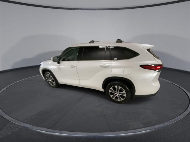 used 2022 Toyota Highlander car, priced at $33,007