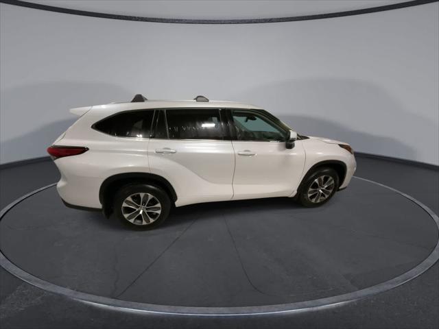 used 2022 Toyota Highlander car, priced at $33,007