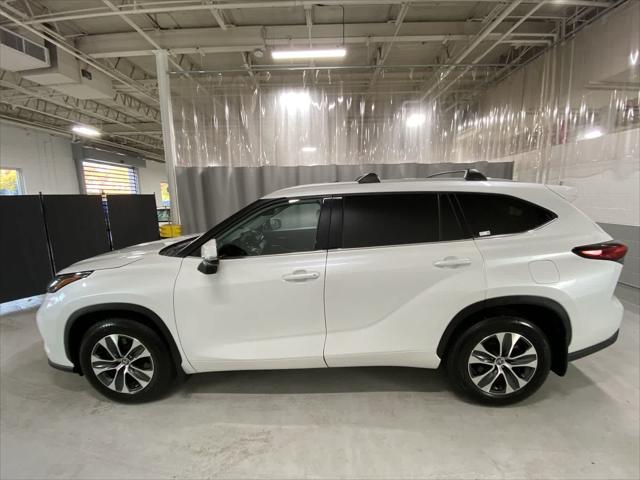 used 2022 Toyota Highlander car, priced at $33,007