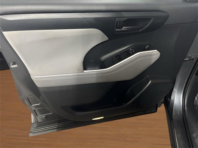 used 2021 Toyota Highlander car, priced at $25,999