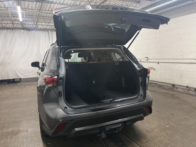 used 2021 Toyota Highlander car, priced at $26,495