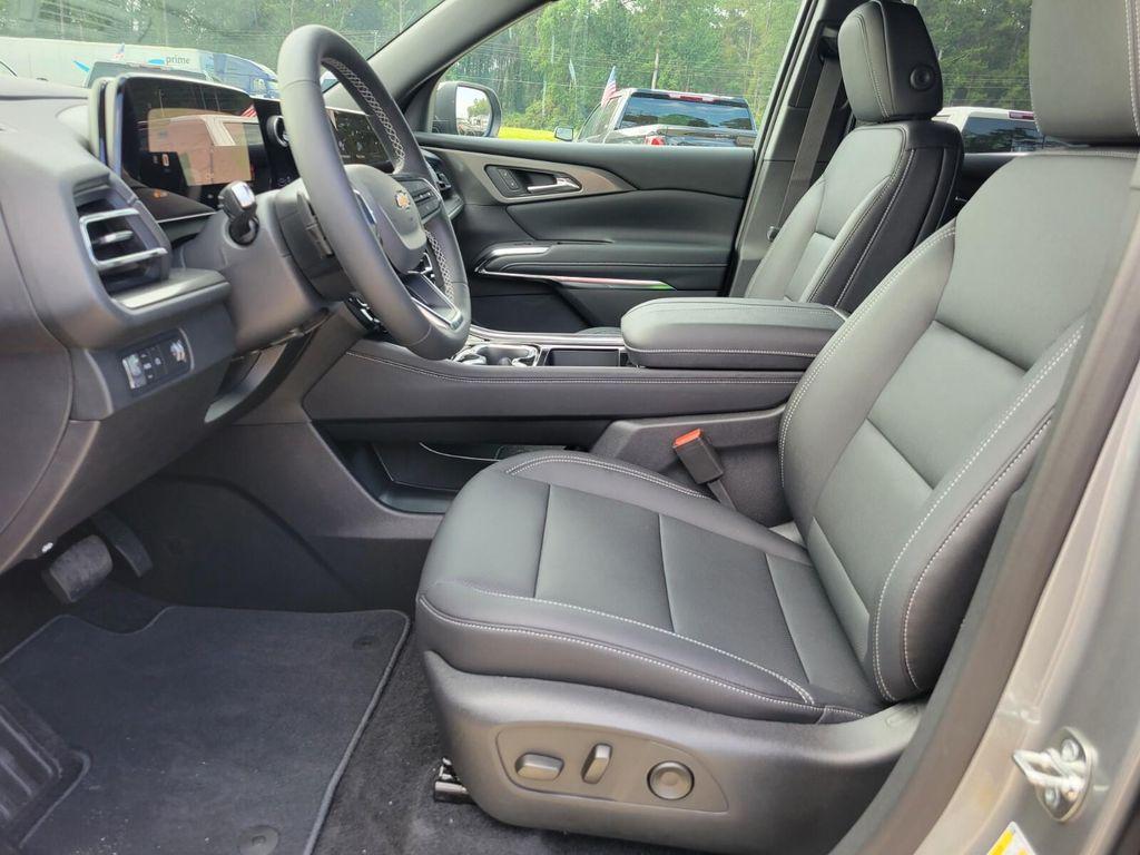 new 2026 Chevrolet Traverse car, priced at $43,600