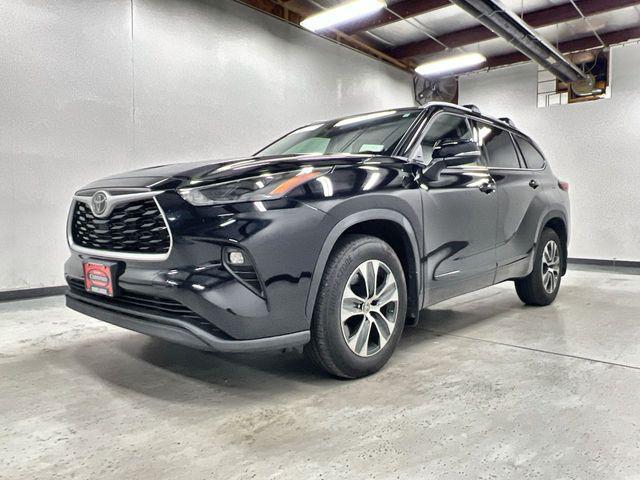 used 2022 Toyota Highlander car, priced at $39,990