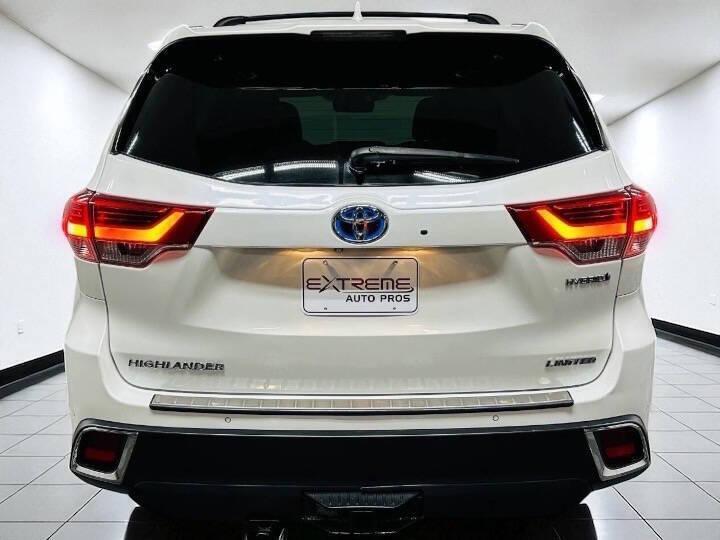 used 2017 Toyota Highlander Hybrid car, priced at $28,218