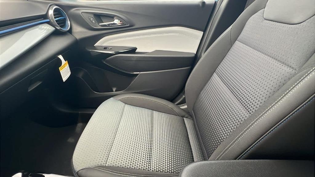 new 2025 Chevrolet Trax car, priced at $27,040