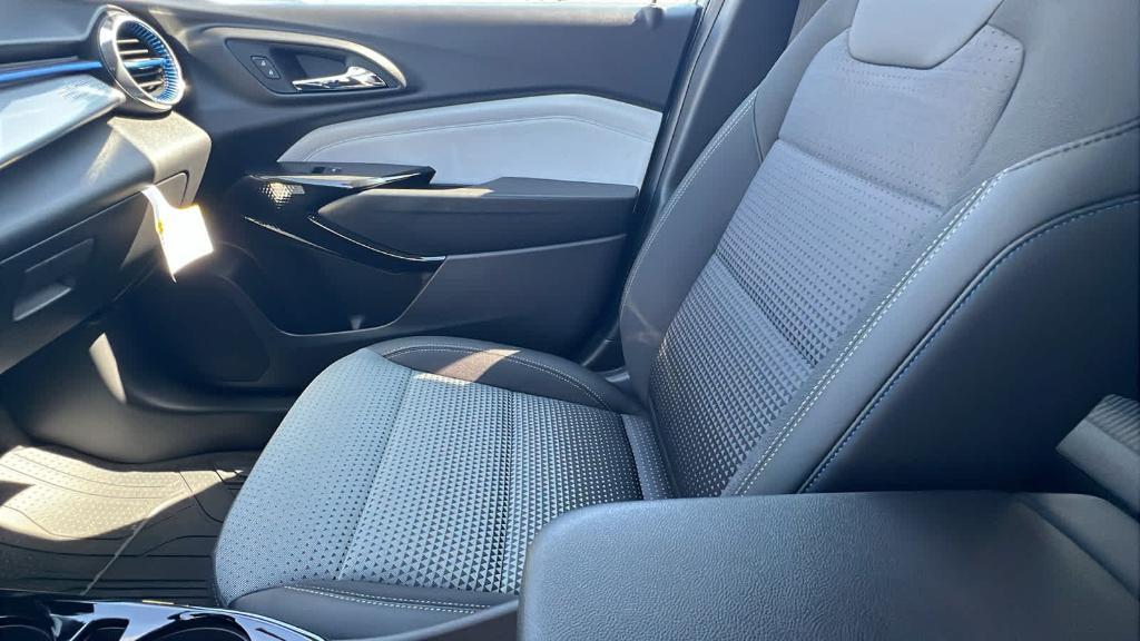 new 2025 Chevrolet Trax car, priced at $25,060