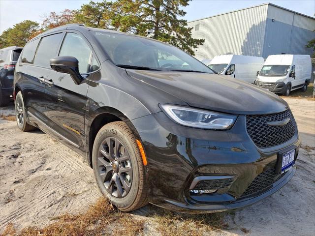 new 2024 Chrysler Pacifica Hybrid car, priced at $53,197