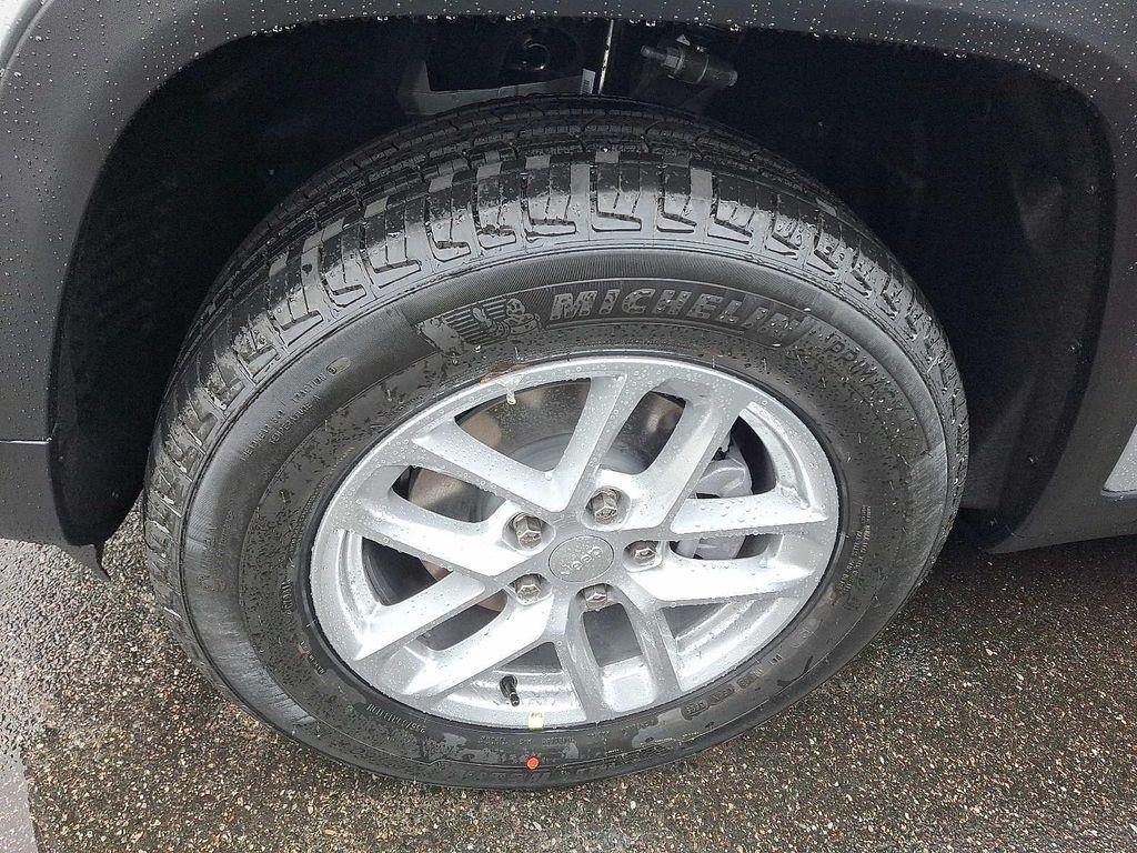 new 2025 Jeep Grand Cherokee car, priced at $44,170