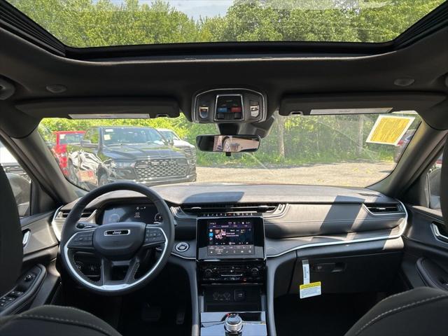 new 2025 Jeep Grand Cherokee car, priced at $42,168
