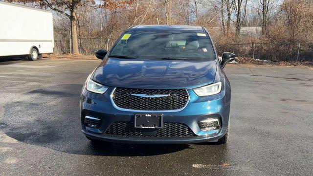 new 2025 Chrysler Pacifica car, priced at $41,635