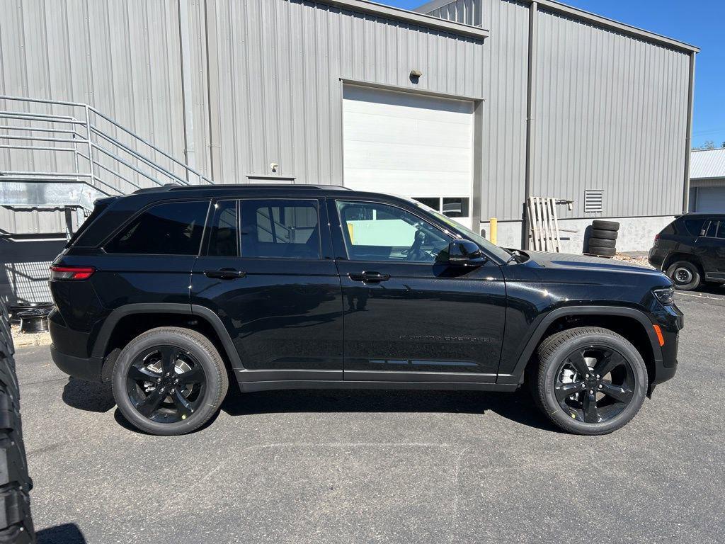new 2025 Jeep Grand Cherokee car, priced at $50,043