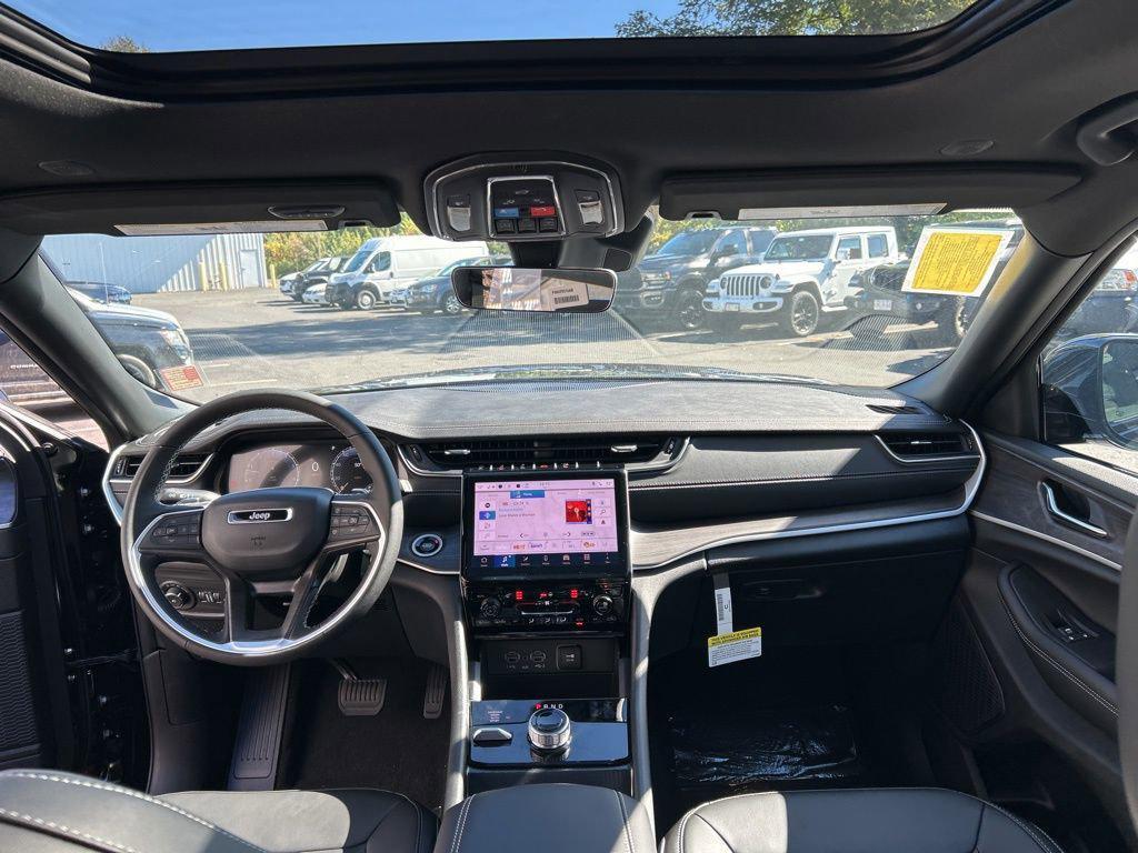 new 2025 Jeep Grand Cherokee car, priced at $50,043