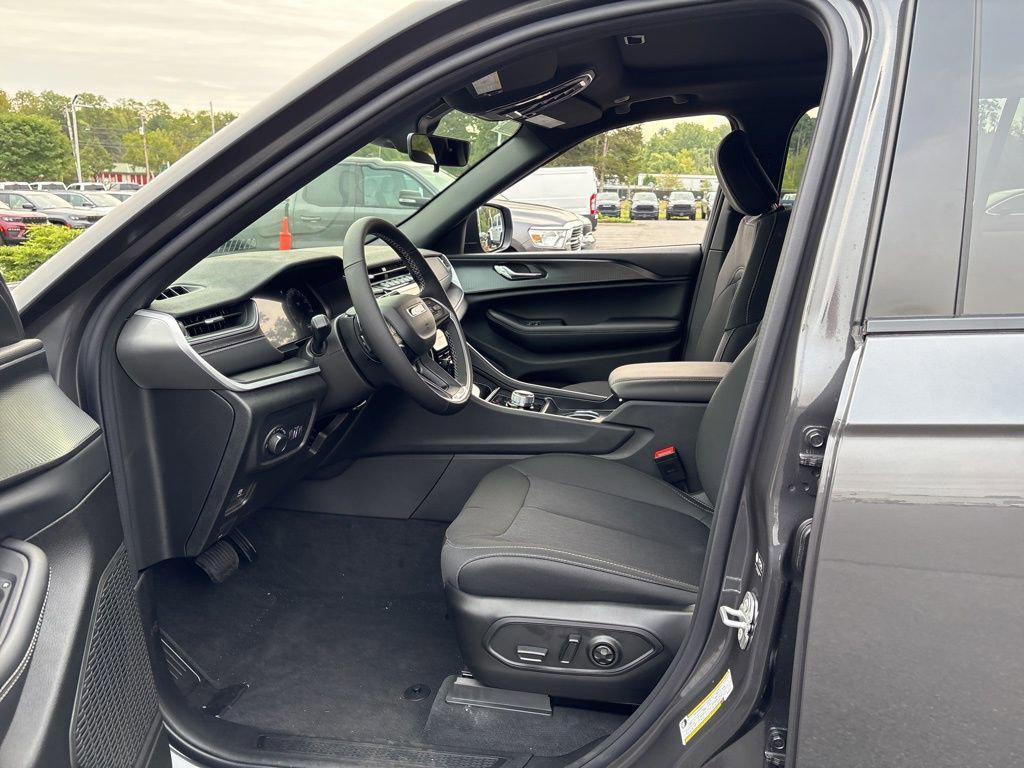 new 2025 Jeep Grand Cherokee car, priced at $40,788