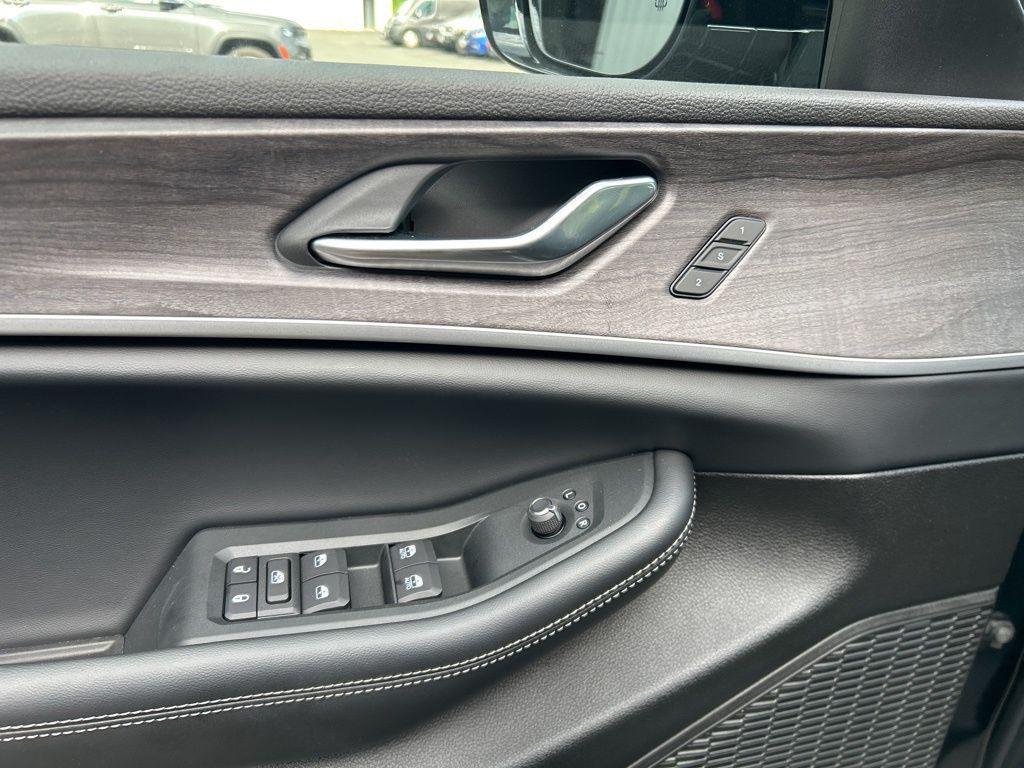 new 2025 Jeep Grand Cherokee car, priced at $49,208