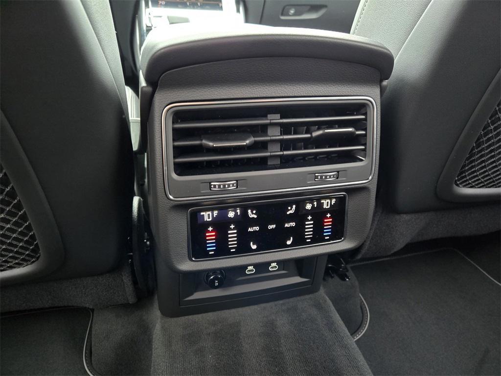 new 2025 Audi Q7 car, priced at $73,459