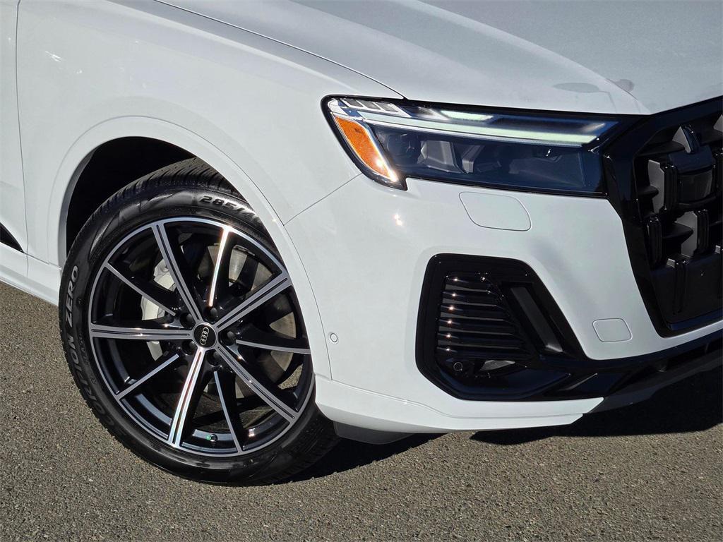 new 2025 Audi Q7 car, priced at $70,145