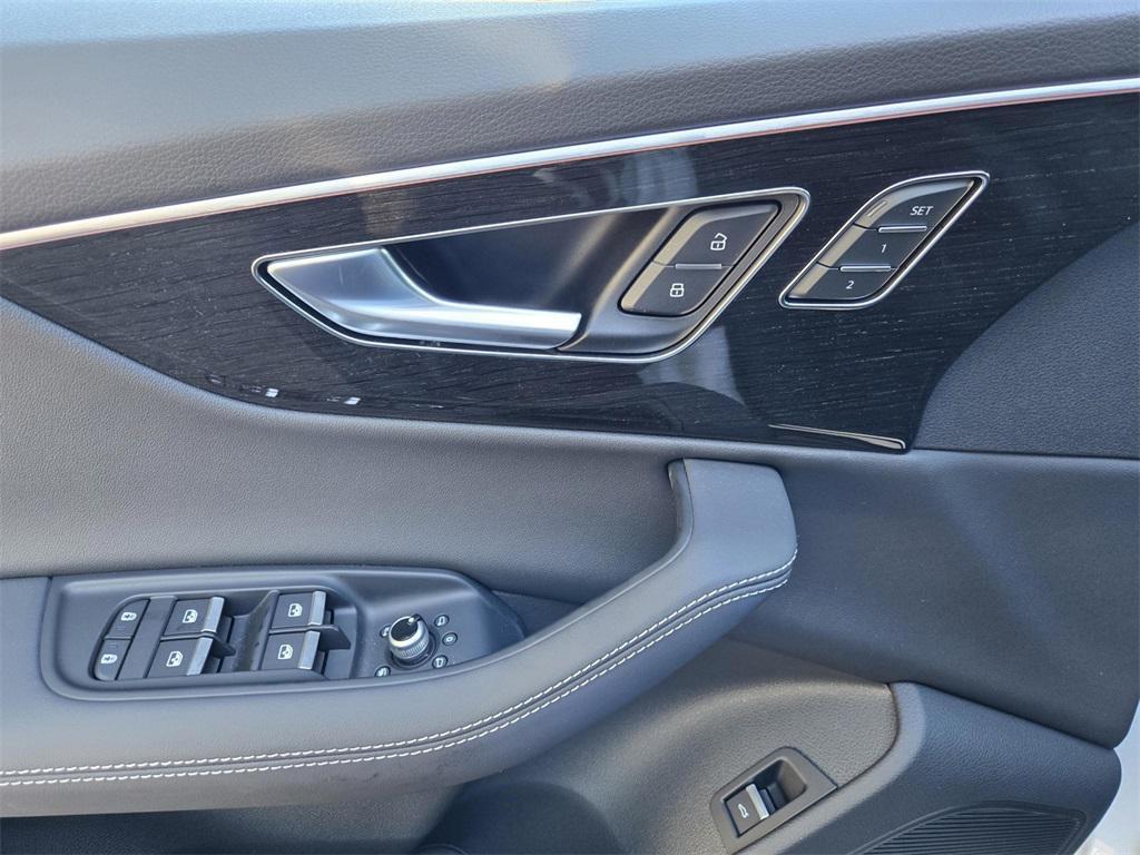 new 2025 Audi Q7 car, priced at $70,145