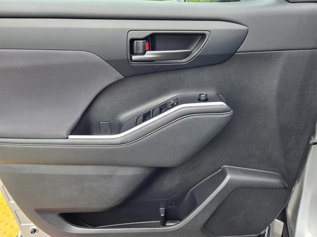 used 2024 Toyota Highlander car, priced at $37,290