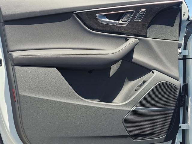 new 2025 Audi Q7 car, priced at $70,850