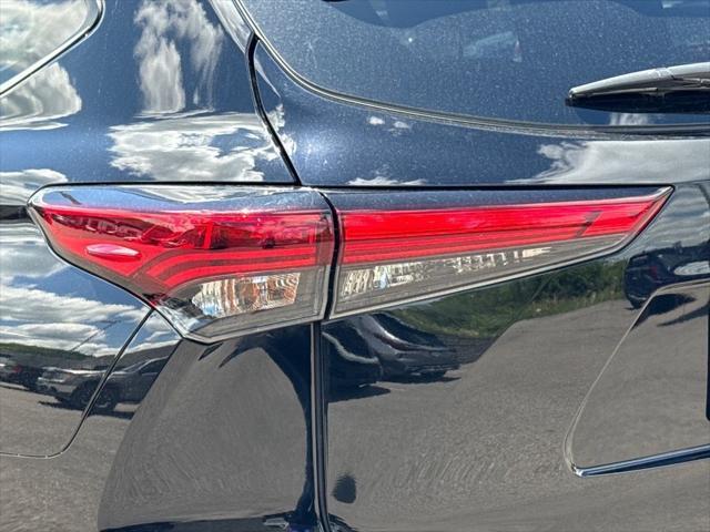 used 2022 Toyota Highlander car, priced at $33,545