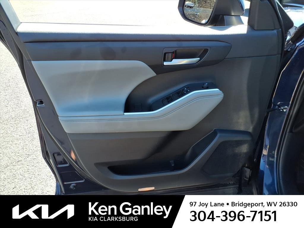 used 2022 Toyota Highlander car, priced at $31,557