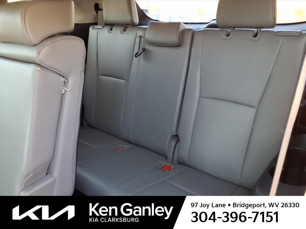 used 2022 Toyota Highlander car, priced at $31,557