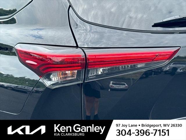 used 2021 Toyota Highlander car, priced at $31,982
