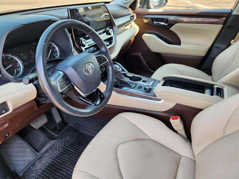 used 2021 Toyota Highlander car, priced at $31,999