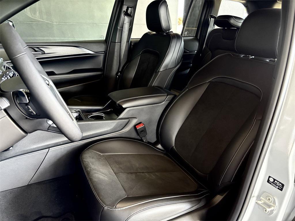 new 2025 Jeep Grand Cherokee car, priced at $42,480