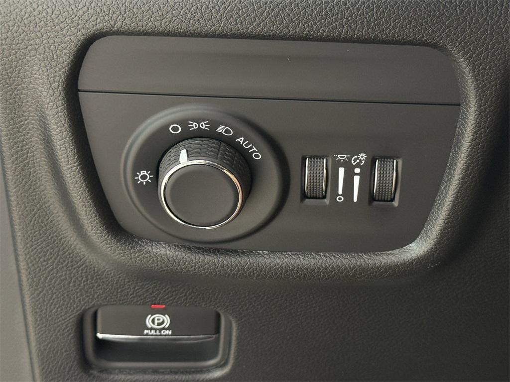 new 2025 Jeep Grand Cherokee car, priced at $37,530