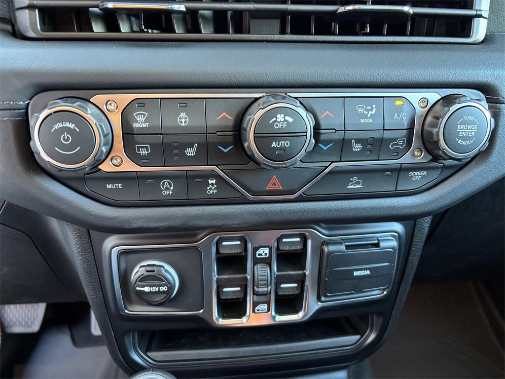 new 2025 Jeep Gladiator car, priced at $46,010