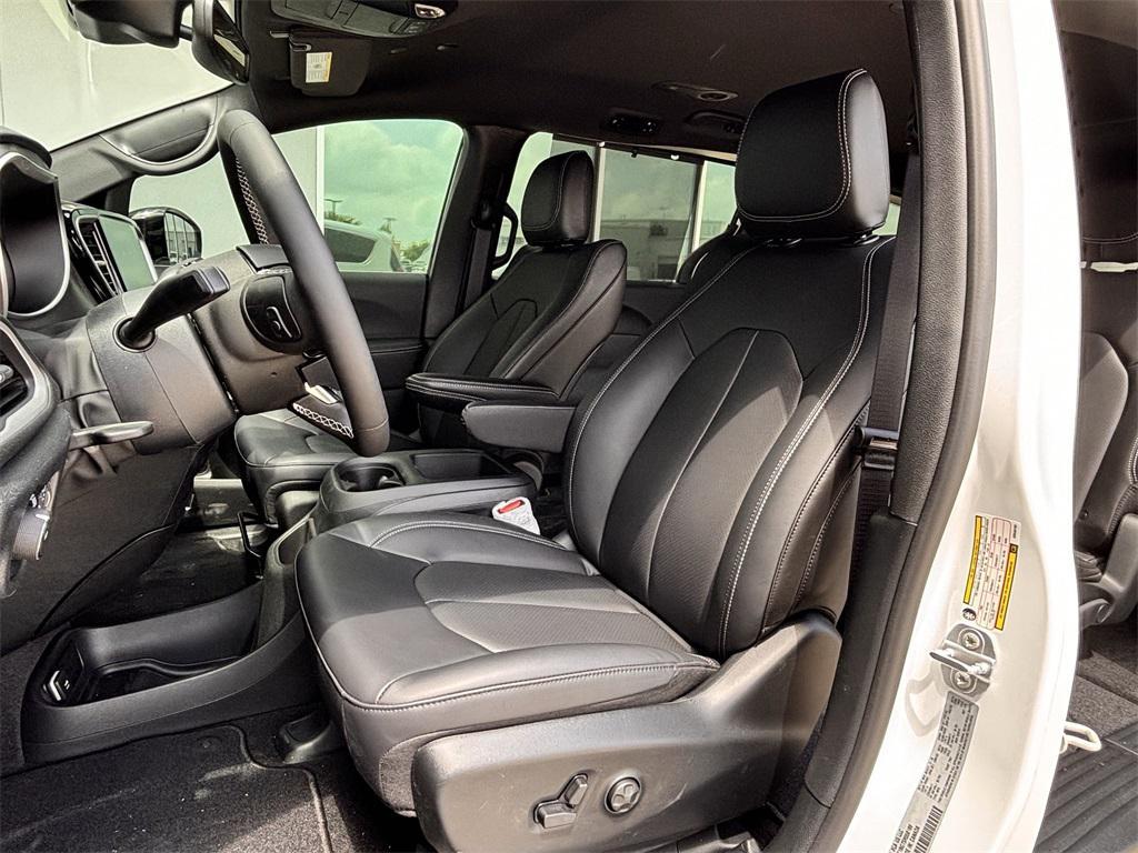 new 2025 Chrysler Pacifica car, priced at $41,452