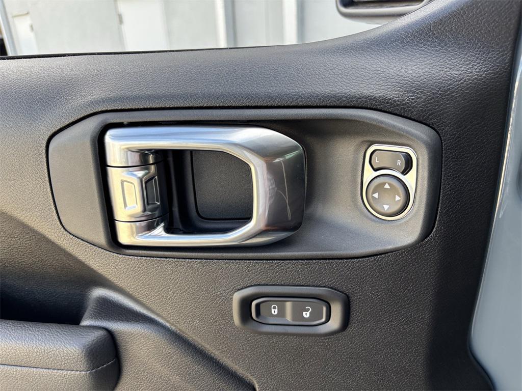 new 2025 Jeep Gladiator car, priced at $52,600