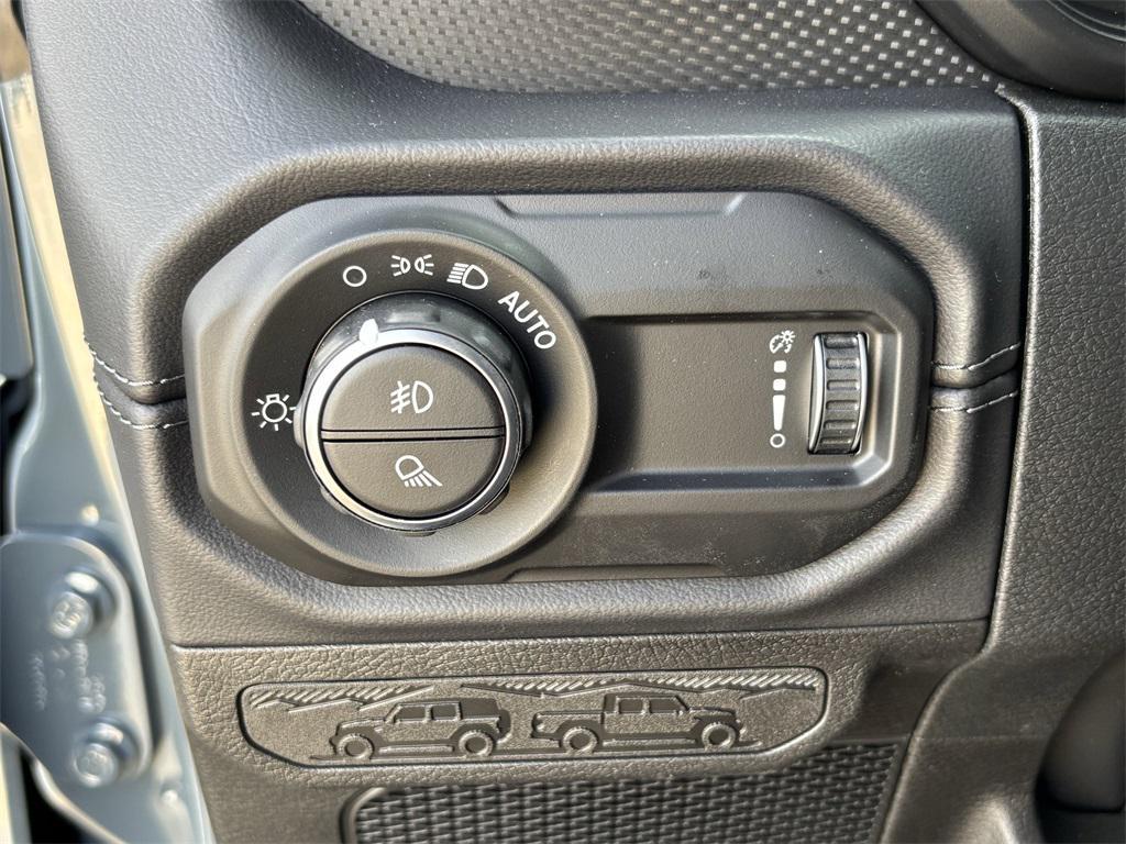 new 2025 Jeep Gladiator car, priced at $52,600