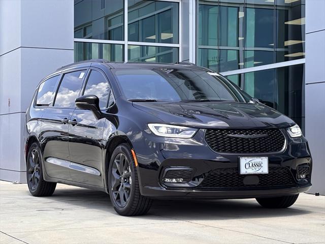 new 2025 Chrysler Pacifica car, priced at $51,456