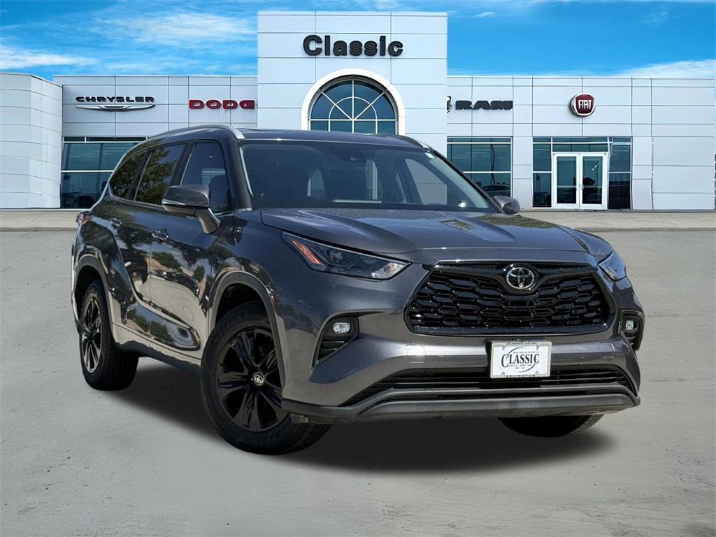 used 2023 Toyota Highlander car, priced at $34,992