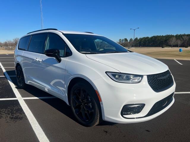 new 2024 Chrysler Pacifica car, priced at $46,394