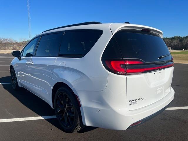 new 2024 Chrysler Pacifica car, priced at $46,394