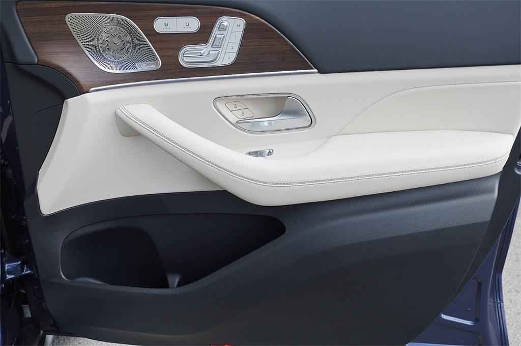 new 2025 Mercedes-Benz GLS 450 car, priced at $89,475