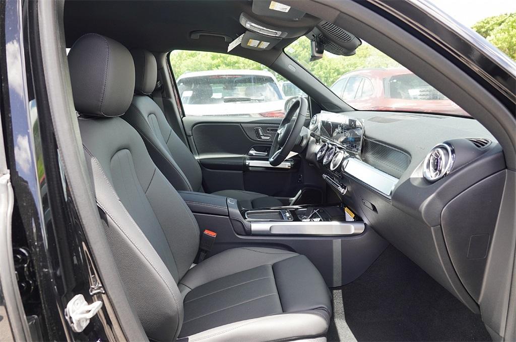 new 2025 Mercedes-Benz GLB 250 car, priced at $42,258