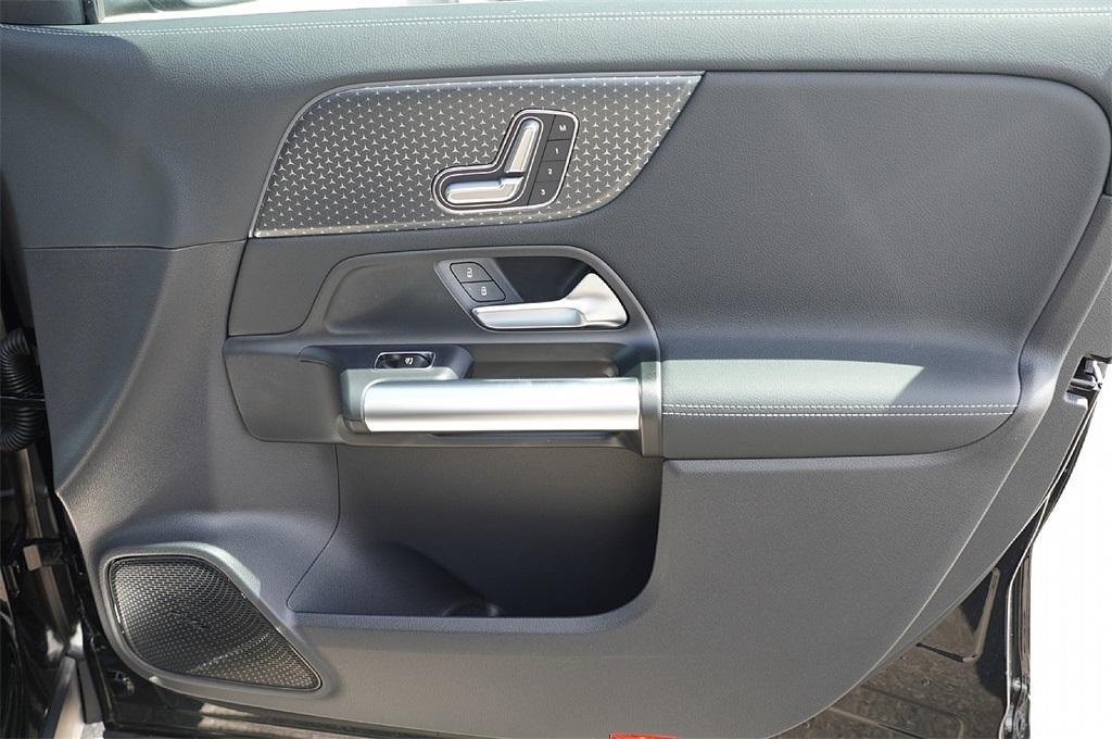 new 2025 Mercedes-Benz GLA 250 car, priced at $39,943