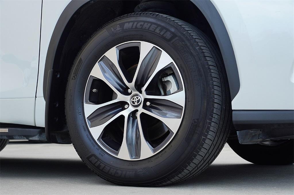 used 2022 Toyota Highlander car, priced at $33,997